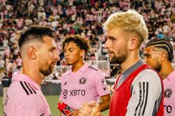Cầu thủ chiến thắng ung thư đối đầu 'ân nhân' Messi trên sân cỏ Mỹ