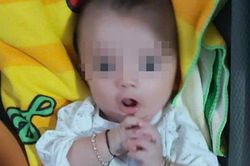 Bé trai bị bỏ rơi bên vệ đường cùng 2 bình sữa pha sẵn