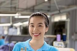 Lần đầu đóng cảnh thợ may trong 'Làng Trong Phố', Trần Vân gặp ngay sự cố bất ngờ