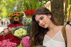 Hot girl lai Tây khoe sắc bên gánh hoa giữa trời thu Hà Nội