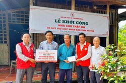 Bàn giao nhà cho hộ nghèo