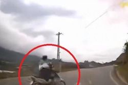 Clip: Ô tô tông văng xe máy chạy ẩu, người trên 'xế hộp' sợ hãi thét lớn