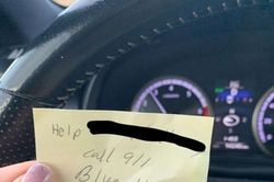Bị bắt cóc bởi kẻ đóng giả tài xế taxi, cô gái ở Mỹ thoát nạn nhờ cách rất thông minh