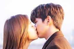 Hôn say đắm bạn gái 10 phút, chàng trai phải nhập viện vì điều này