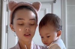 Vợ Tây của Bùi Tiến Dũng lộ nhan sắc mộc mạc khi bế con
