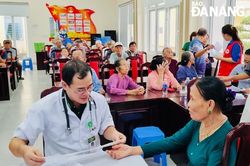 Khám chữa bệnh và cấp thuốc miễn phí cho 200 người có hoàn cảnh khó khăn