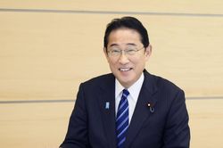 Thủ tướng Nhật Bản ăn cá biển Fukushima, khẳng định 'ngon và an toàn'