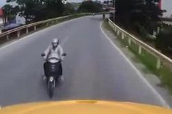 Clip: Lái xe máy lao thẳng vào đầu xe container như tự sát, tài xế chỉ biết 'ú ớ', bó tay