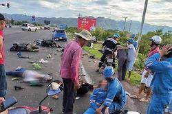 Khoảnh khắc ô tô tông hàng loạt xe máy đang dừng đèn đỏ khiến 5 người bị thương