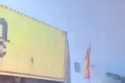 Clip: Tông cực mạnh ô tô tải chạy 'bất ổn', xe container gặp nạn đáng sợ