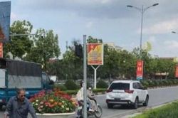 Clip: Phóng xe máy như bay lao vào đầu ô tô, đôi nam nữ nằm gục