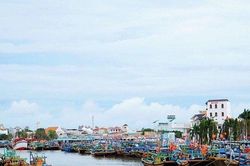 Bình Thuận: Một thuyền viên đang đánh bắt cá rơi xuống biển mất tích