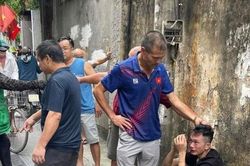 Sau tiếng hô hoán, người dân lập vòng vây 'quây' thanh niên cướp tiệm vàng ở Hà Nội