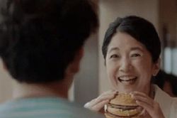 Cuộc trò chuyện trong tiệm McDonald's của mẹ và con trai 30 tuổi khiến cư dân mạng bất bình