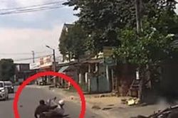 Clip: Vượt ô tô không đúng lúc, 3 người đi xe máy 'đầu trần' ngã văng đè lên nhau
