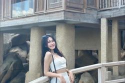 Chăm diện đồ khoe eo thon, bạn gái Đoàn Văn Hậu ngày càng nuột nà