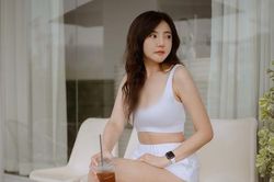 Đỏ mặt hot girl xinh đẹp diện đồ tập bó sát khoe đường cong