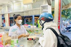 Nhiều người ở TPHCM đau mắt đỏ, thuốc nhỏ mắt tăng giá từng ngày