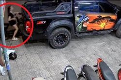 Clip: Tay cầm điện thoại, tay lái xe, nữ tài xế phi thẳng xe điện vào ô tô bán tải