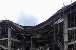 Quảng Bình: Sập giàn giáo nhà văn hóa huyện, 1 người bị thương