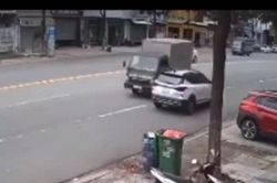 Clip: Xe tải phóng ngược chiều như tự sát rồi phi vào vỉa hè, nhiều tài xế thoát nạn