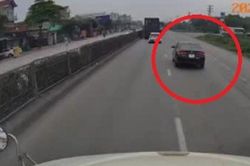Clip: Chạy bất ổn, tài xế lái xe container gây tai họa cho ô tô con
