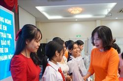 Long An: Biểu dương mẹ đỡ đầu và trẻ mồ côi vượt khó