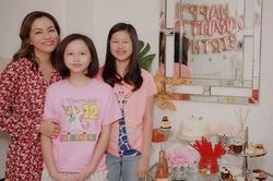 2 con gái chung của Ngọc Thúy và đại gia Đức An giờ ra sao ở Mỹ?