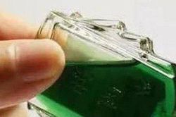Bị bỏng vì nhỏ nhầm dầu gió vào mắt