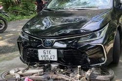 Nữ tài xế ô tô kéo lê xe máy hơn 2km về tận nhà