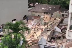 Nhà 4 tầng ở TPHCM đổ sập, 7 người mắc kẹt đã nhập viện