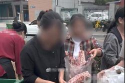 Nhà hàng tiêu hủy 2 tấn xương cừu, đám đông kéo nhau đến bới thùng rác mang về