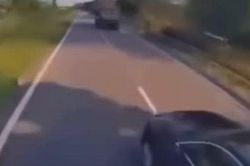 Clip: Chạy 'bất ổn', xe sang Audi lĩnh tai họa từ xe tải