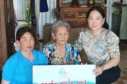 Trao tặng hàng trăm ký gạo cho người già, hội viên phụ nữ khó khăn