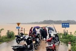 Mưa lớn kèm lốc, sét gây nhiều thiệt hại cho các tỉnh Bắc Trung Bộ
