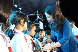Phó chủ tịch nước Võ Thị Ánh Xuân vui 'Hội trăng rằm' với thiếu nhi các dân tộc tại Đắk Lắk