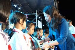 Phó Chủ tịch nước Võ Thị Ánh Xuân vui 'Hội trăng rằm' với thiếu nhi các dân tộc tại Đắk Lắk