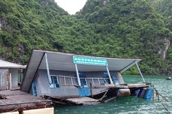 Nhà bảo tồn lớp học nổi trên vịnh Hạ Long bị chìm