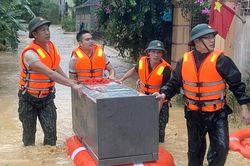 Mưa lớn, hơn 1.000 hộ dân và nhiều trường học chìm trong biển nước