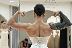 Thử váy cưới, cô dâu khoe cơ bắp khiến cánh mày râu ái ngại