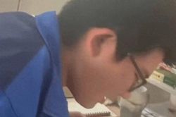 Nam sinh bật khóc khi cố gắng rất nhiều vẫn đứng thứ 2 trong lớp, cách phản ứng của người mẹ khiến mọi người đồng tình