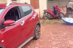 Giáo viên cấp 3 lùi xe ở cổng trường làm học sinh cấp 2 chết thương tâm