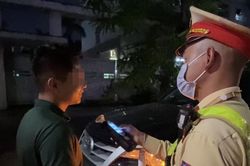 Cảnh sát giao thông xử phạt hàng loạt 'ma men' vừa rời quán bia