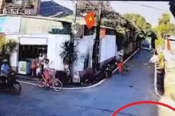 Clip: Không ai nhường ai, xe máy bị tông cực mạnh, 2 tài xế gặp họa