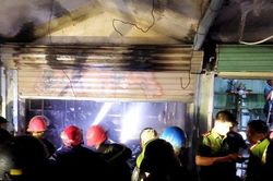 Quảng Bình: Cháy lớn ở chợ Ba Đồn, lính cứu hỏa tốc lực dập lửa