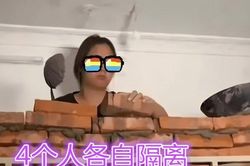 Nữ sinh mang gạch xây tường ngay trong phòng ký túc xá