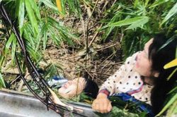 Cứu hai giáo viên bị vùi trong sạt lở