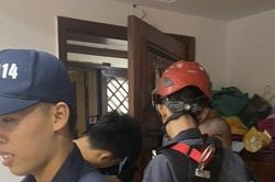 Clip giải cứu cháu bé 2 tuổi bị mắc kẹt trong một căn hộ ở tầng 16