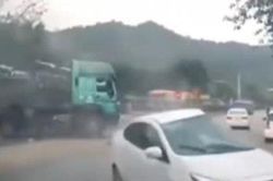 Clip: Phanh cực nhanh, xe 'hổ vồ' vẫn tông bẹp ô tô con