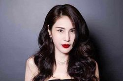 Thủy Tiên lộ vẻ ngoài hoàn toàn lạ lẫm, làn da trắng sứ như 'Bạch Tuyết đời thật'